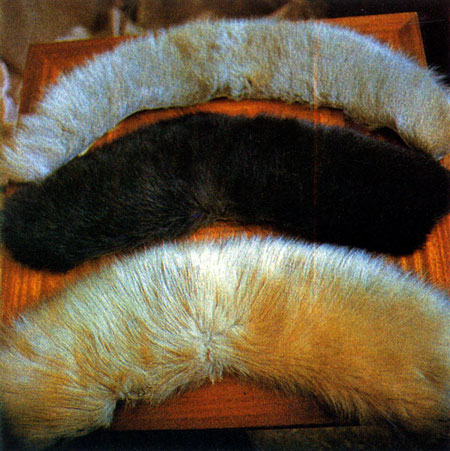 Нарядные, модные, практичные изделия - шапки, воротники, сапоги, тапочки - шьют якутские мастера-умельцы из шкур и меха, получаемых от лошадей местных пород