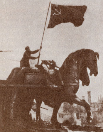 Знамя Победы на Бранденбургских воротах.