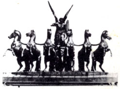 Аполлон на колеснице. Скульптура на фронтоне Большого театра в Москве.
