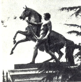Скульптура Клодта 'Укрощение коня'. Установлена в Неаполе.
