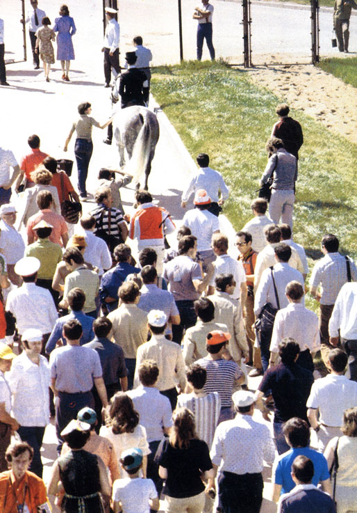 Олимпийские игры в Москве в 1980 г. Зрители провожают после выступления Э. Тойрер
