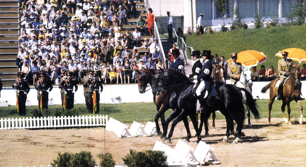Олимпийские игры в Москве в 1980 г. Соревнования закончены, награды вручены. Победители делают круг почета по манежу